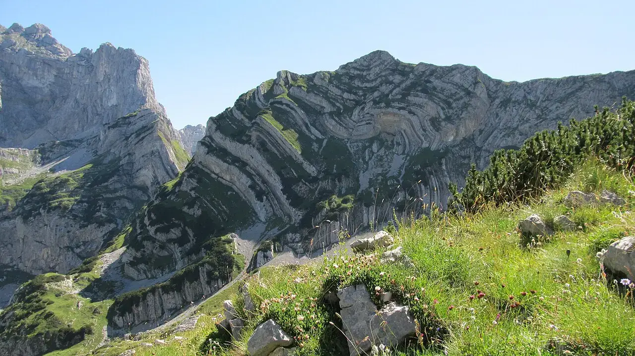 Bobotov Kuk with neighbouring Djevojka and the striped Šareni Pasovi ridge, Durmitor