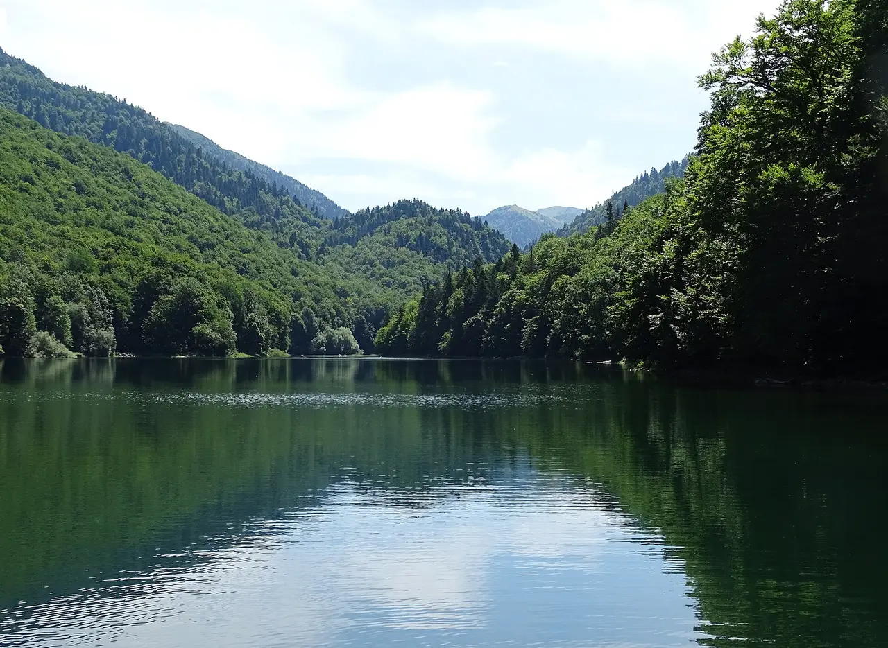 Чёрное озеро (Crno jezero) — ледниковое озеро в национальном парке Дурмитор, Черногория