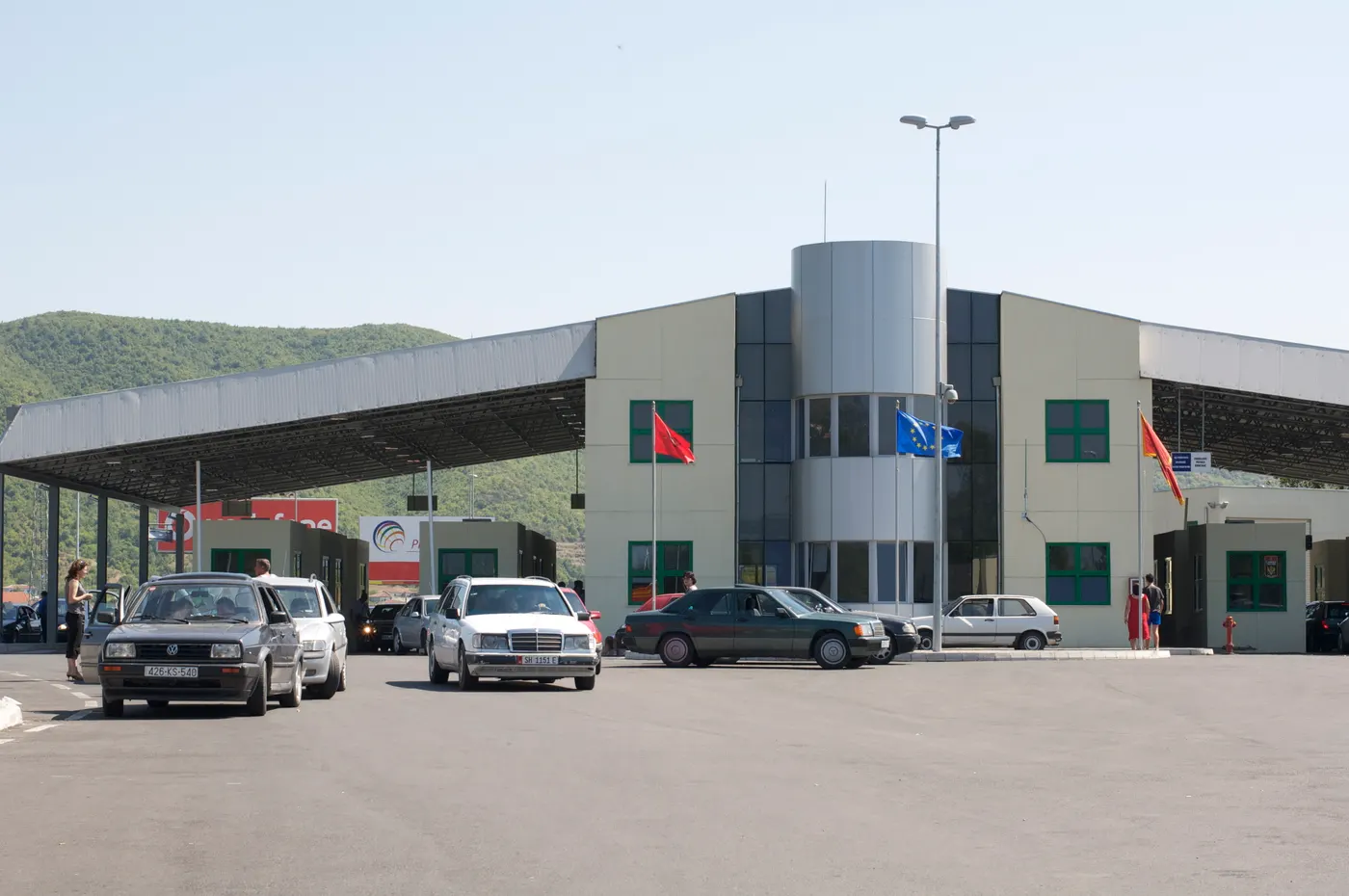 Cars queuing at the Muriqan border post on the Albania side of the crossing near Ulcinj and Shkoder