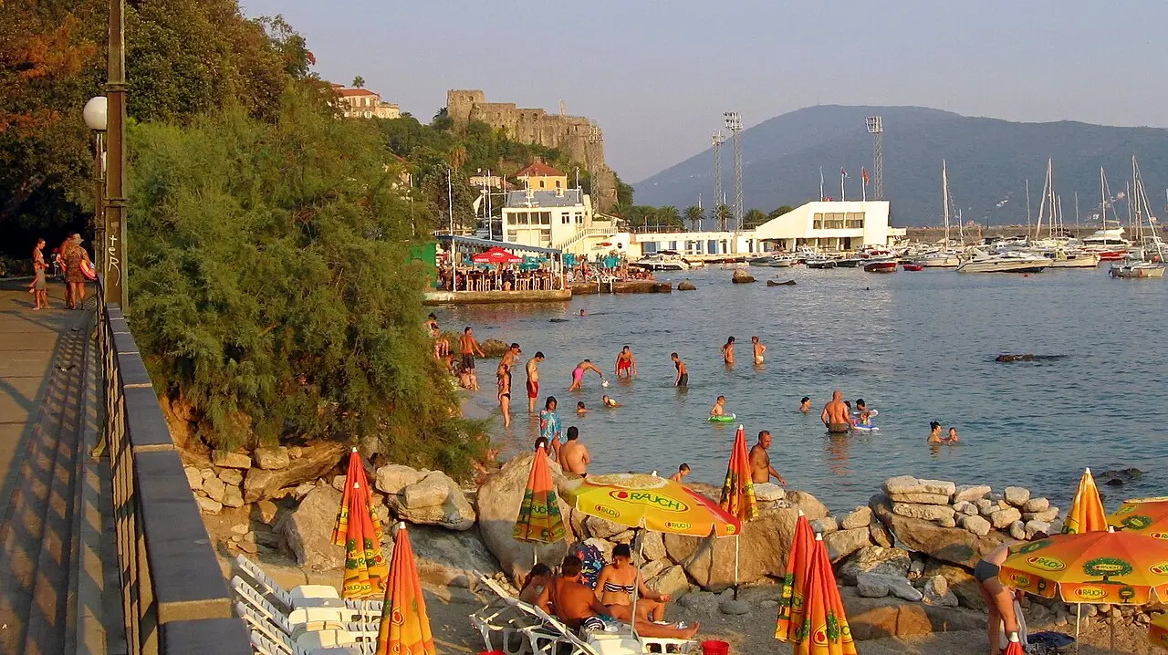 Promenade Pet Danica in Herceg Novi along the bay