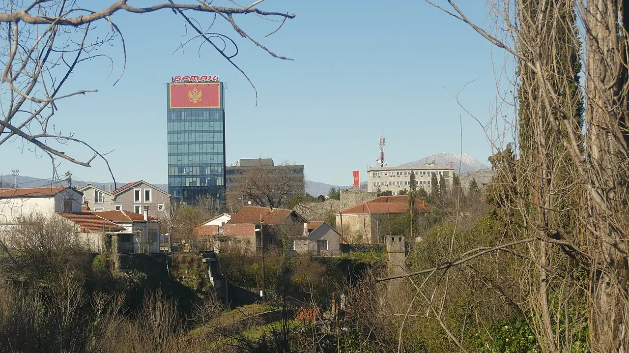 Вид на Подгорицу: панорама города и окружающие холмы, Черногория