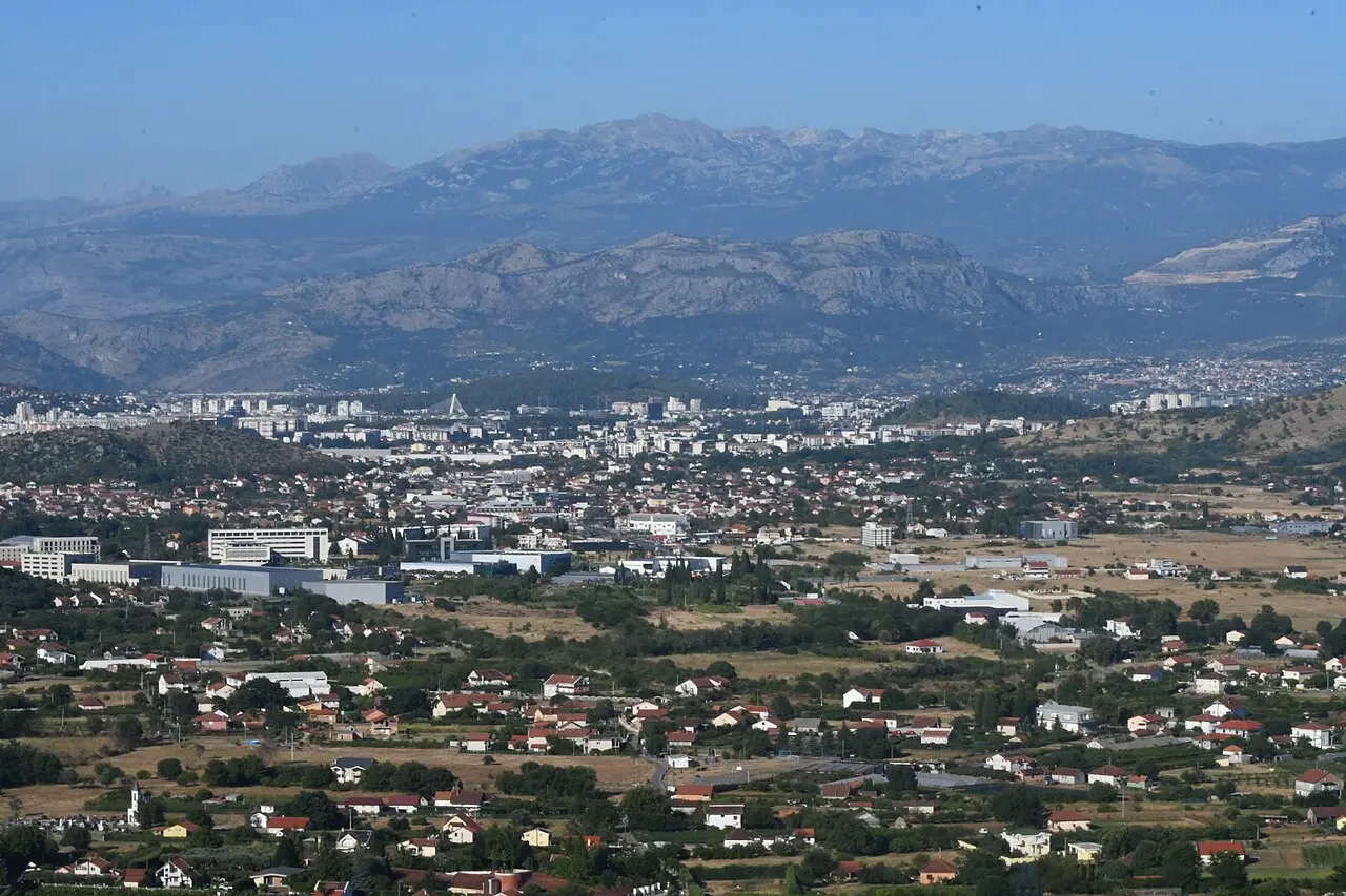 Панорама Подгорицы на равнине у подножия гор