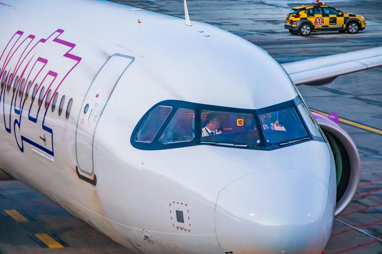 Самолёт Airbus A321neo авиакомпании Wizz Air в фиолетово-розовой ливрее